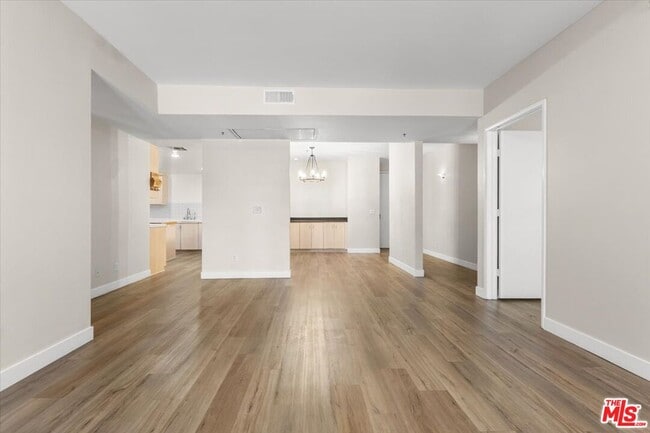 Photo - 5350 White Oak Ave Unidad 209