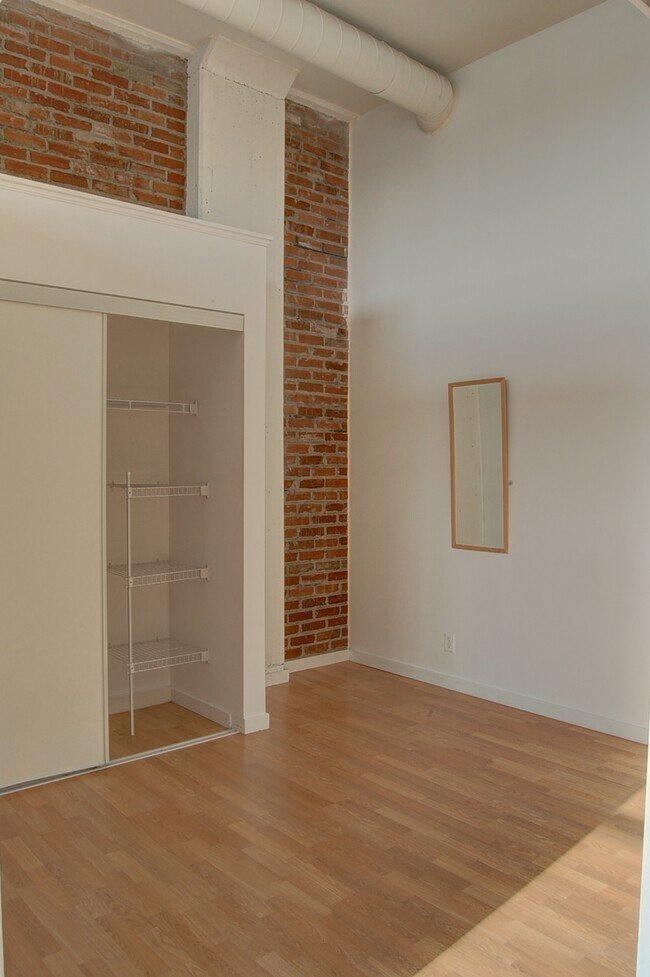 Photo - 404 King St W