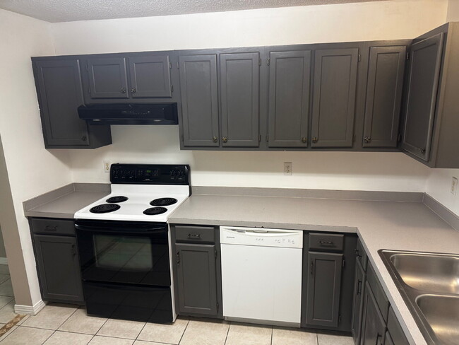 Photo - "Charming 2-Bedroom Townhouse in Fort Walt... Unidad 12