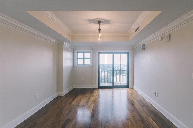 Building Photo - 121 N Monroe St Rental