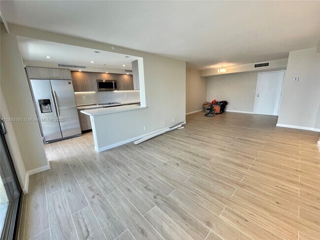 Photo - 290 174th St St Unidad 2108