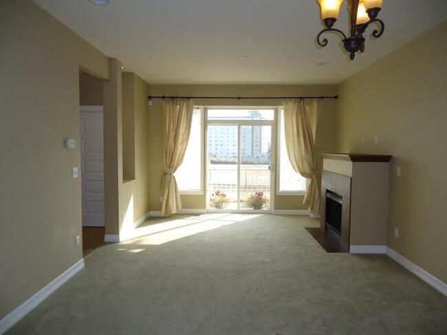 Photo - Town Home Tacoma 2bdr 2.5 bath w/ roof top deck & VIEW!!