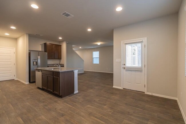 Photo - 213 Riverhill Cv