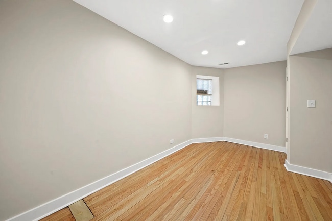 Photo - Spacious 2BR, 2BA Haven with Hardwood Elegance right across from Humboldt Park! Unidad #G