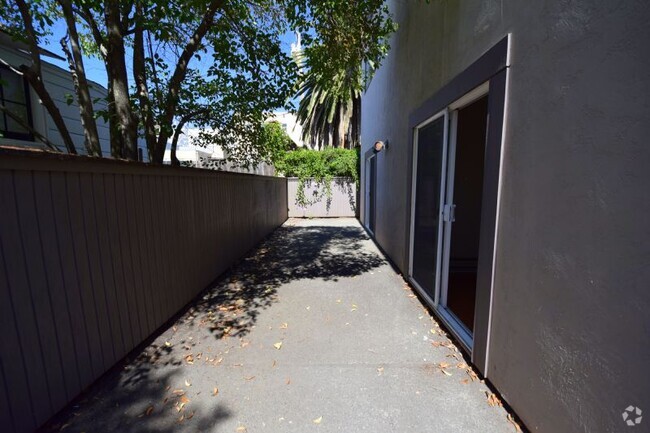 Building Photo - 1BA Quiet Triplex!Big Priv. Patio, Carport... Rental