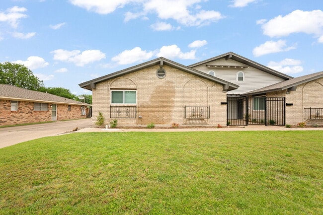 Building Photo - 2 Bed, 2 Bath Duplex