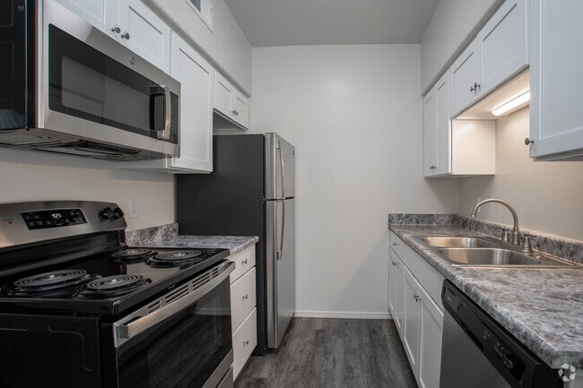1BR, 1BA - 604 SF