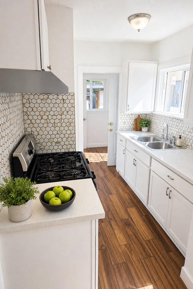 Photo - 1117-1119 W. 58th Pl. Unidad 1119
