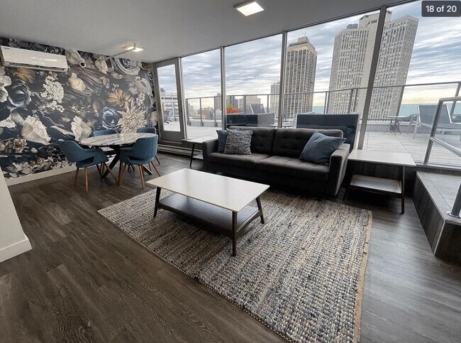 Photo - 2555 N Clark St