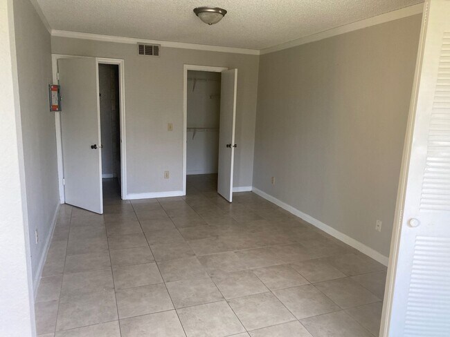 Building Photo - Venetian Place - 613 Unit 613