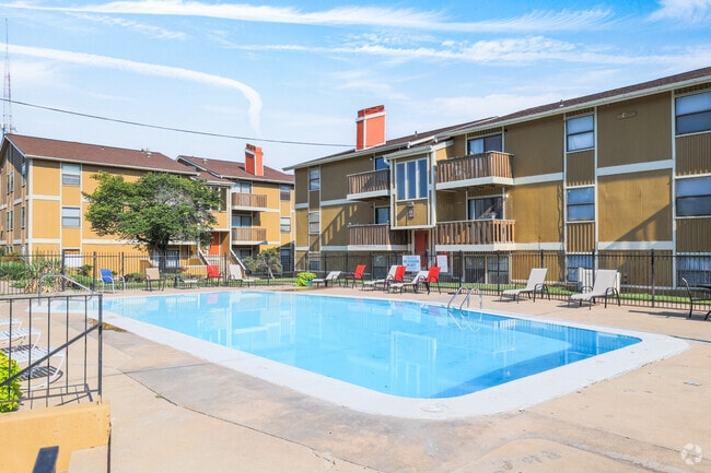 crystal clear pool - 21W at Wichita State Rental
