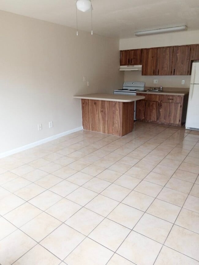 Building Photo - 5031 SE 29th St Unit A