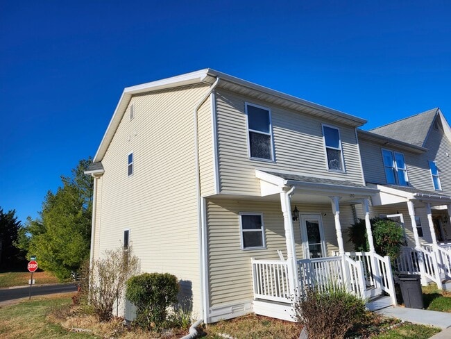 Building Photo - For Rent: Harrisonburg 3 BR, 2.5 Bath Townhouse