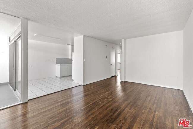 Photo - 1233 Barry Ave Unidad 201 Rental
