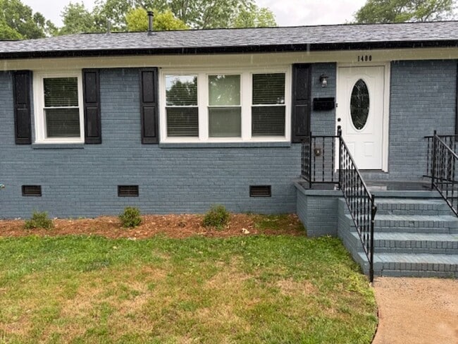 Building Photo - 2 BR/1BA | Newly Renovated Single Family Home | Back and Front Yard!
