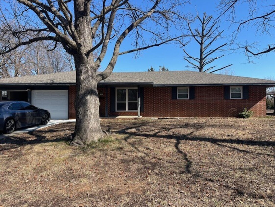 Brick 3 Bedroom with a 22 X 36 Shop! - Brick 3 Bedroom with a 22 X 36 Shop!