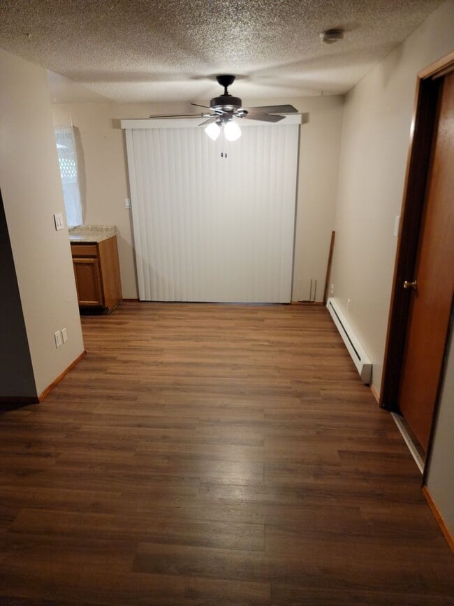 Photo - NE Tacoma "Retro" Rambler home - 3 bedroom plus den with 1 bathroom, 2 car garage, AC units - Ava...