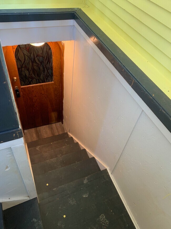 Entry Stairwell - 709 Farlow Ave Unit 709 Farlow Ave Downstairs