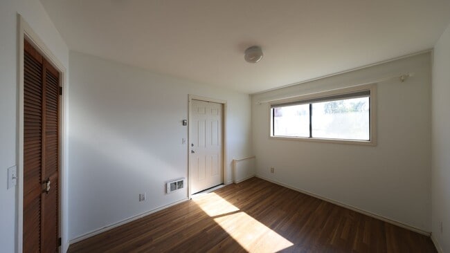 Photo - 1 Bed 1 Bath - Kennedy Lagoon - Fabulous Location