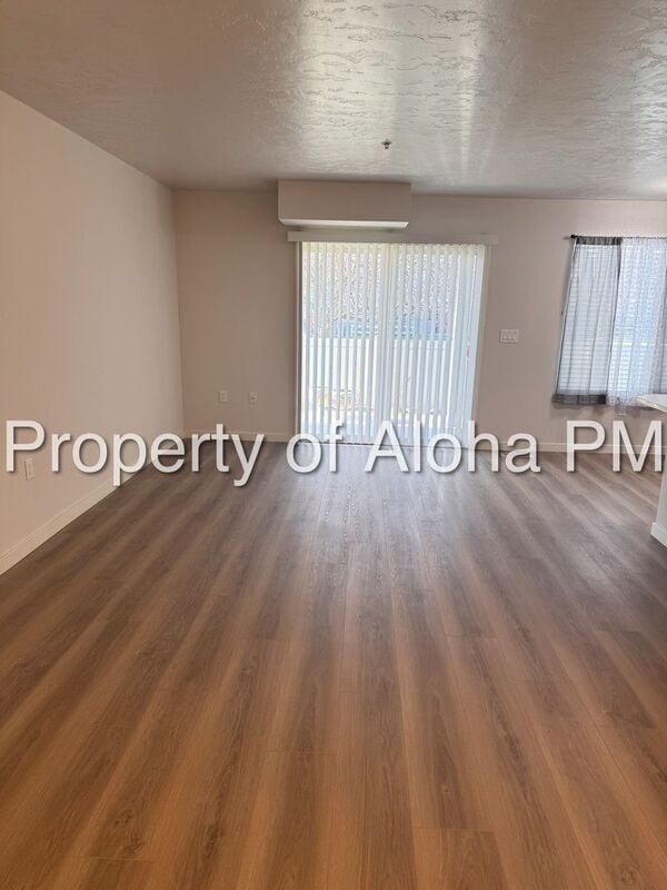 Photo - 1069 W Pine Ave