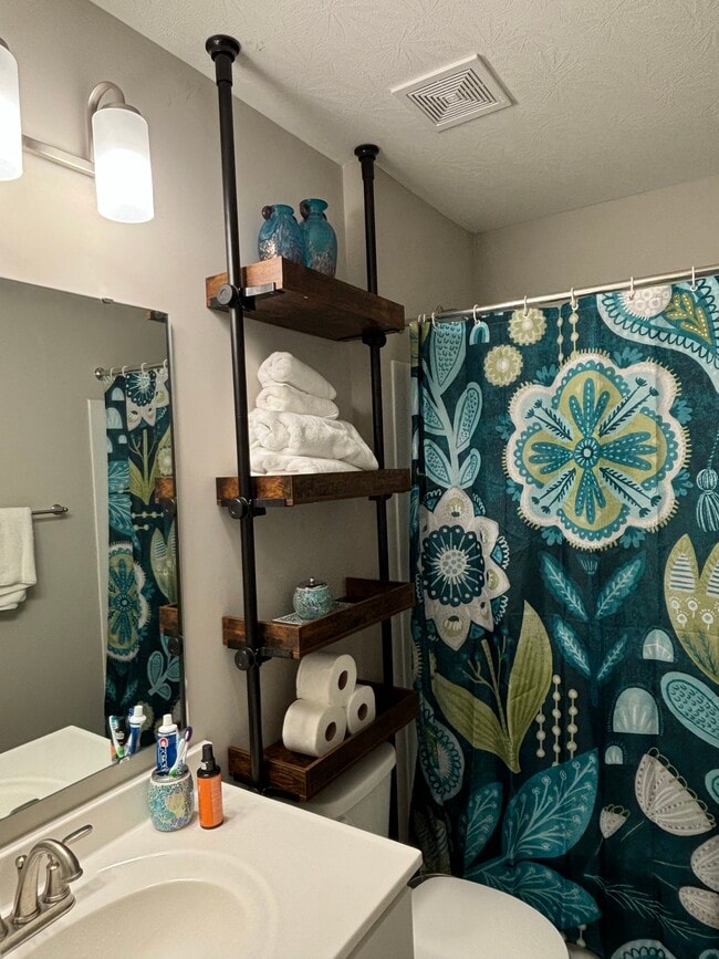 El baño está justo afuera de la habitación alquilada. - 2533 Bella Rdg Unidad Tuscanyview