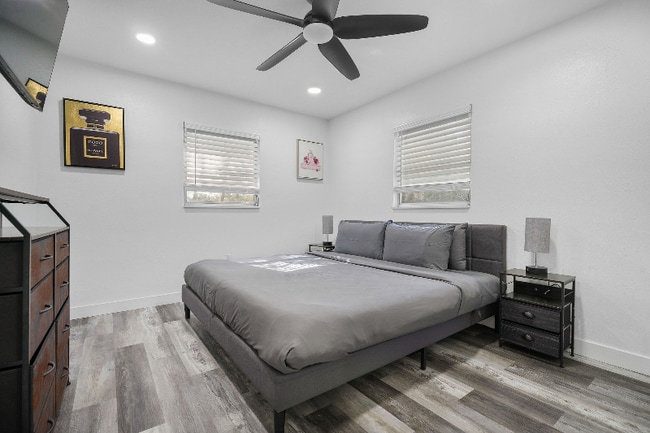 Photo - 4303 W Woodlawn Ave