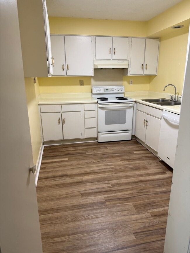 Building Photo - Beautiful Highrise 2 bed 2 bath Rental