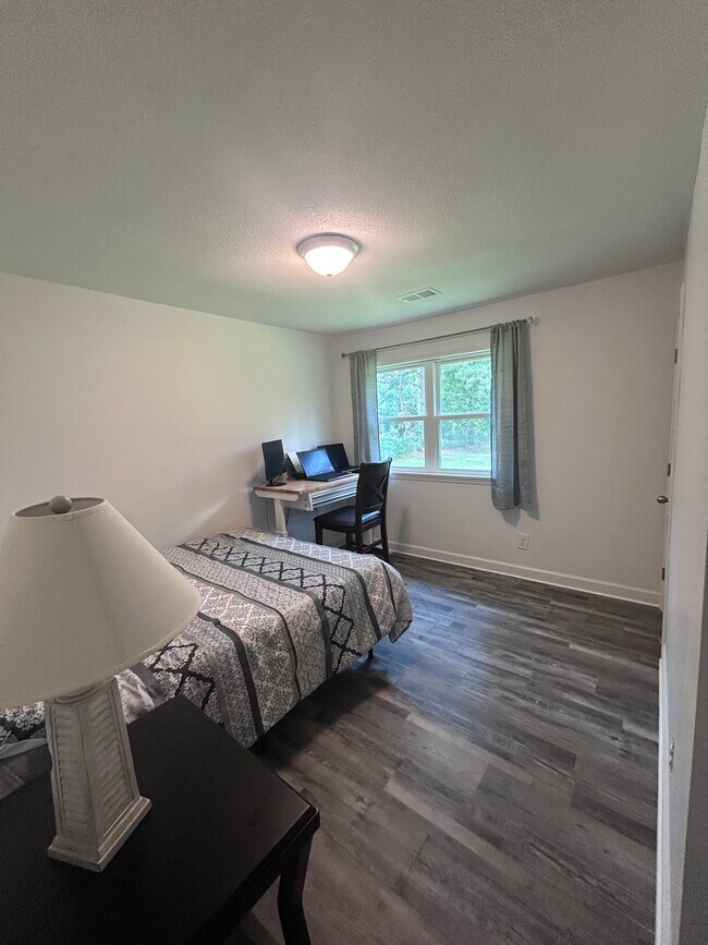 Dormitorio 1 - dormitorio más pequeño - 1223 Poplar Ave Unidad A