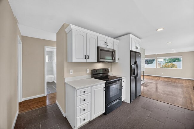 Photo - Top floor Duplex in Kent.  4 beds 2 bath with Very large fenced yard and 2 car garage. RENT $3295... Unit # B