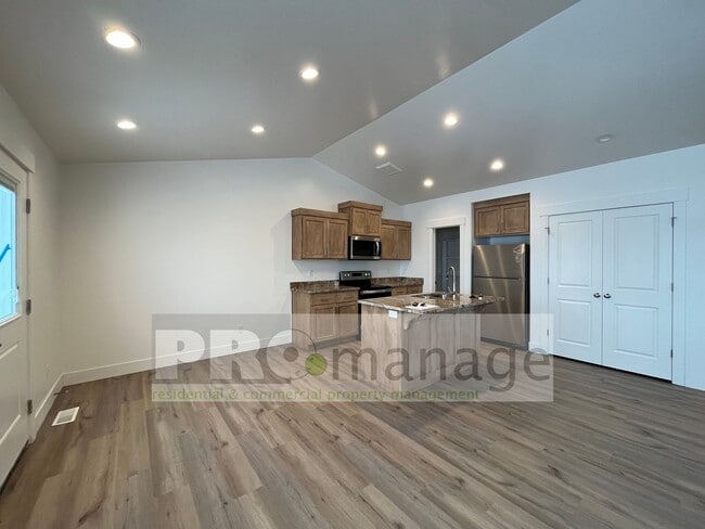 Photo - 3 Bed, 2 Bath Town Home w/ 2 Car Garage - ...