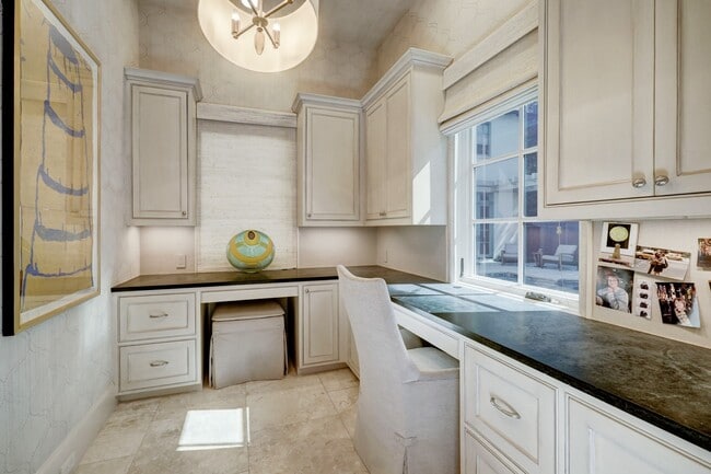 Building Photo - 5610 Lynbrook Dr