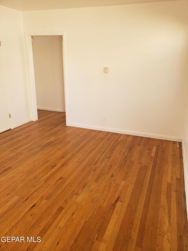 Photo - 900 W Yandell Dr