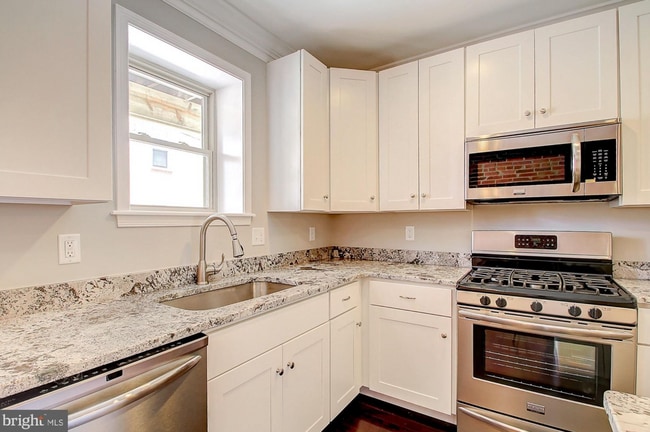 Photo - 3014 E Baltimore St