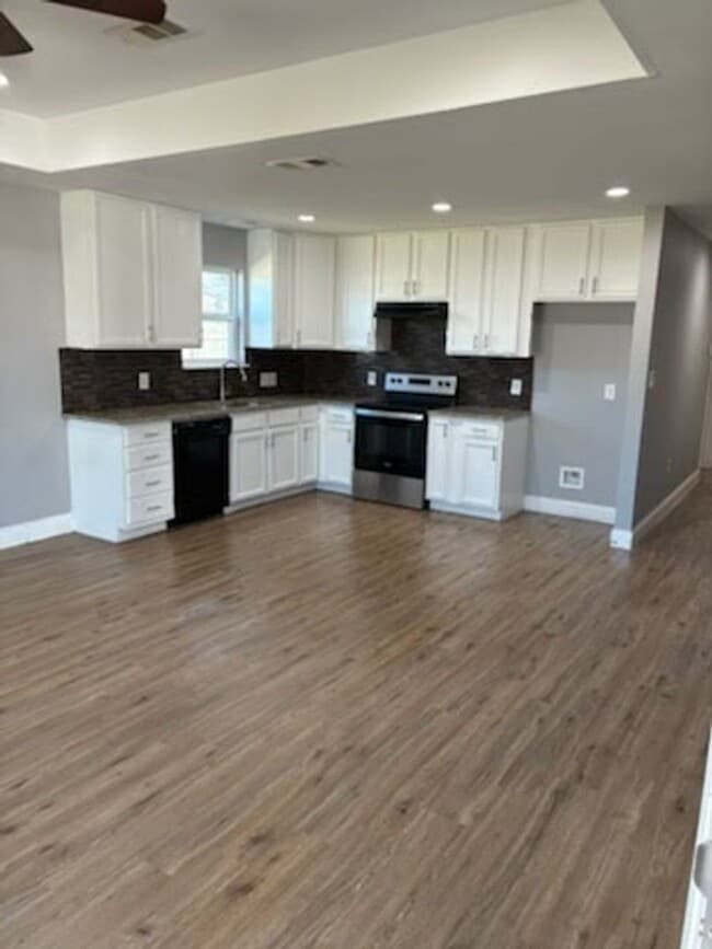 Photo - 1707 Clark St