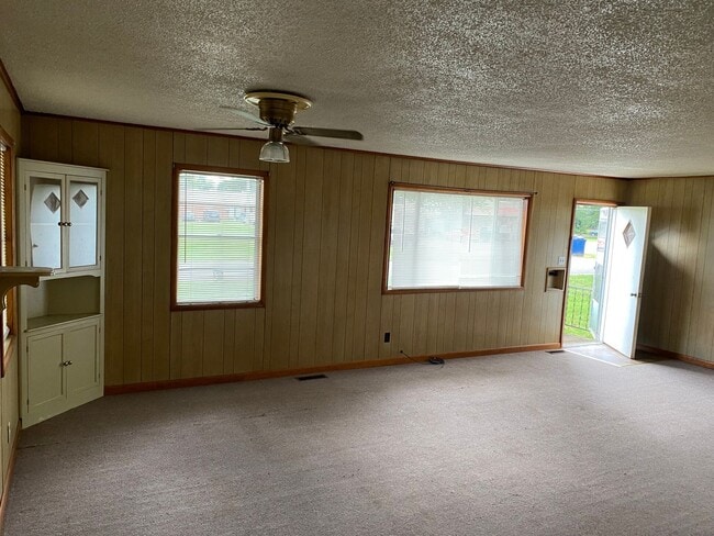 Photo - come look at this 3 bedroom 1 bathroom home