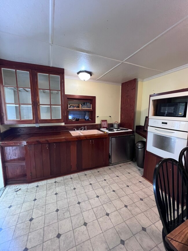 Building Photo - 398 W Race St