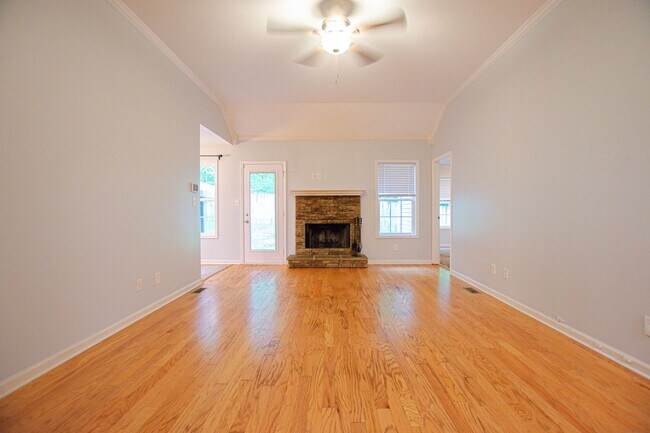 Photo - Pet Friendly Three Bedroom!