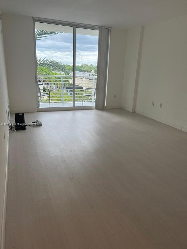 Photo - 2775 NE 187th St Unidad 310