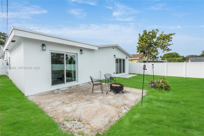 Photo - 461 SW 1st St