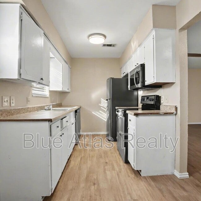 Photo - 817 E 6th St