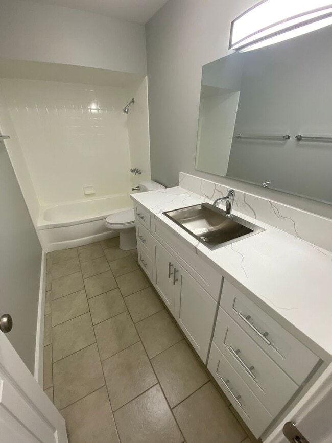 Photo - 567 Chambers St Unit B