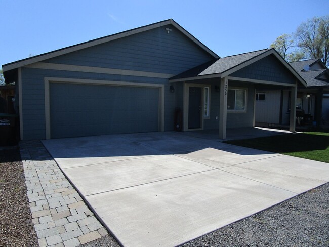 3 Bedroom, 2 Bathroom Home with Ample Sola... - 3 Bedroom, 2 Bathroom Home with Ample Sola...