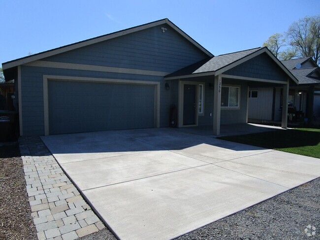 Building Photo - 3 Bedroom, 2 Bathroom Home with Ample Sola...