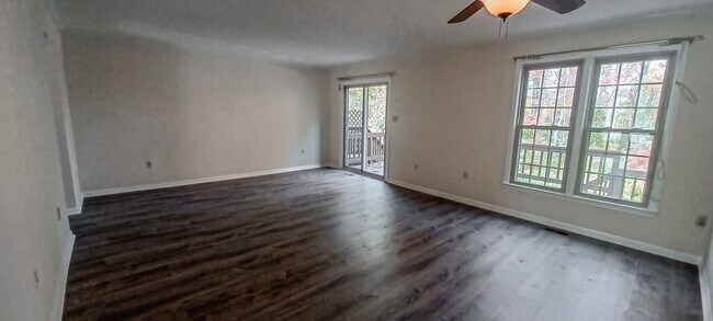 Photo - Very Charming 3 Bedroom And 2.5 Bathroom Townhouse With Private Deck In Country Creek