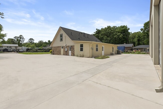 Photo - 1903 Pinewoods Way