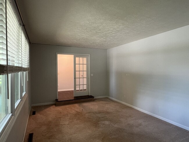 Photo - 3 Bedroom and Large Yard in South Springfield