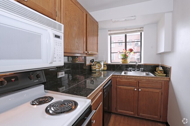 1BR, 1BA - 900 SF