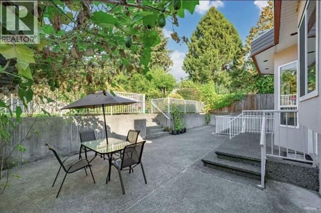 Photo - 4325 Portland St