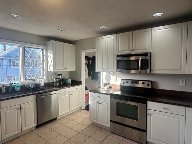 Building Photo - 59 Sunset Rd Unit 2