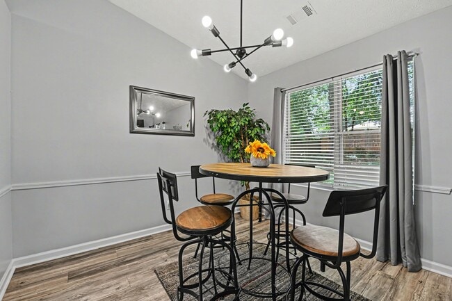 Photo - 1541 Clifton Downs Dr SE